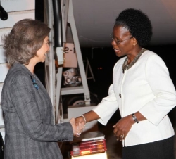 Su Majestad la Reina recibe el saludo de la ministra de la Mujer y Acción Social de Mozambique, Yolanda Cintura a su llegada al aeropuerto de Maputo